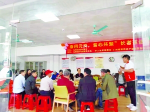 元岗街举办长者茶话会,邀请社区老人一起就餐畅谈。