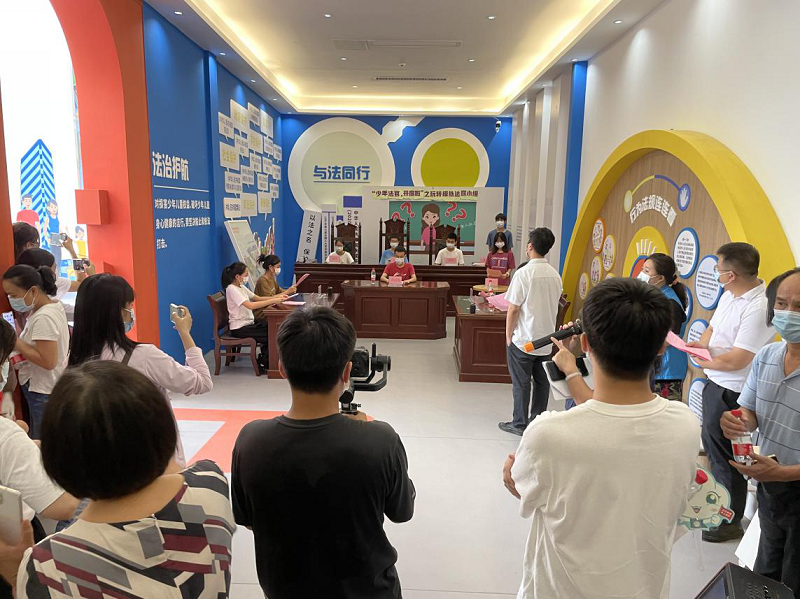 白云区三元里街未成年人保护工作站内在开展未成年人模拟小法庭活动.png